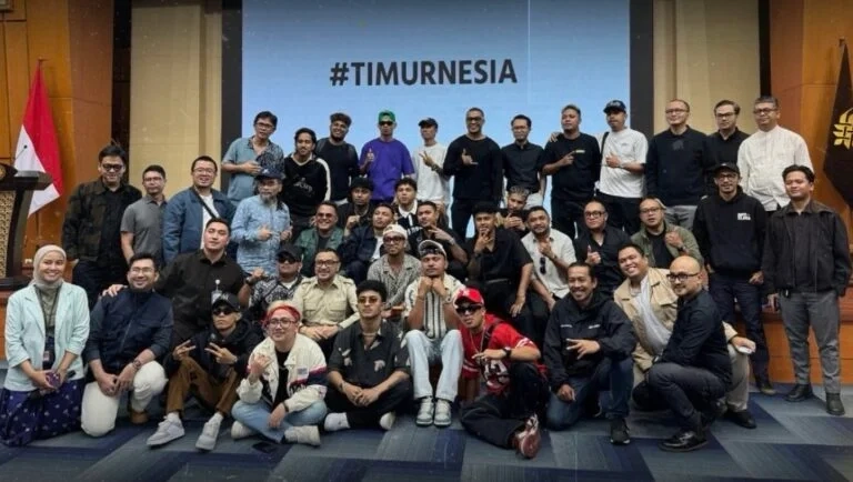 Wakil Menteri Kebudayaan RI, Giring Ganesha, berfoto bersama musisi serta pelaku musik Indonesia Timur usai Forum “Peta Jalan Ekosistem Musik Indonesia Timur” yang digelar di Kantor Kementerian Kebudayaan RI, Selasa (27/1/2026). (Foto: Instagram/idetimur.id)