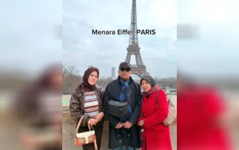 Keluarga wisatawan berfoto di depan Menara Eiffel Paris dalam perjalanan pertama ke Eropa tahun 2026.