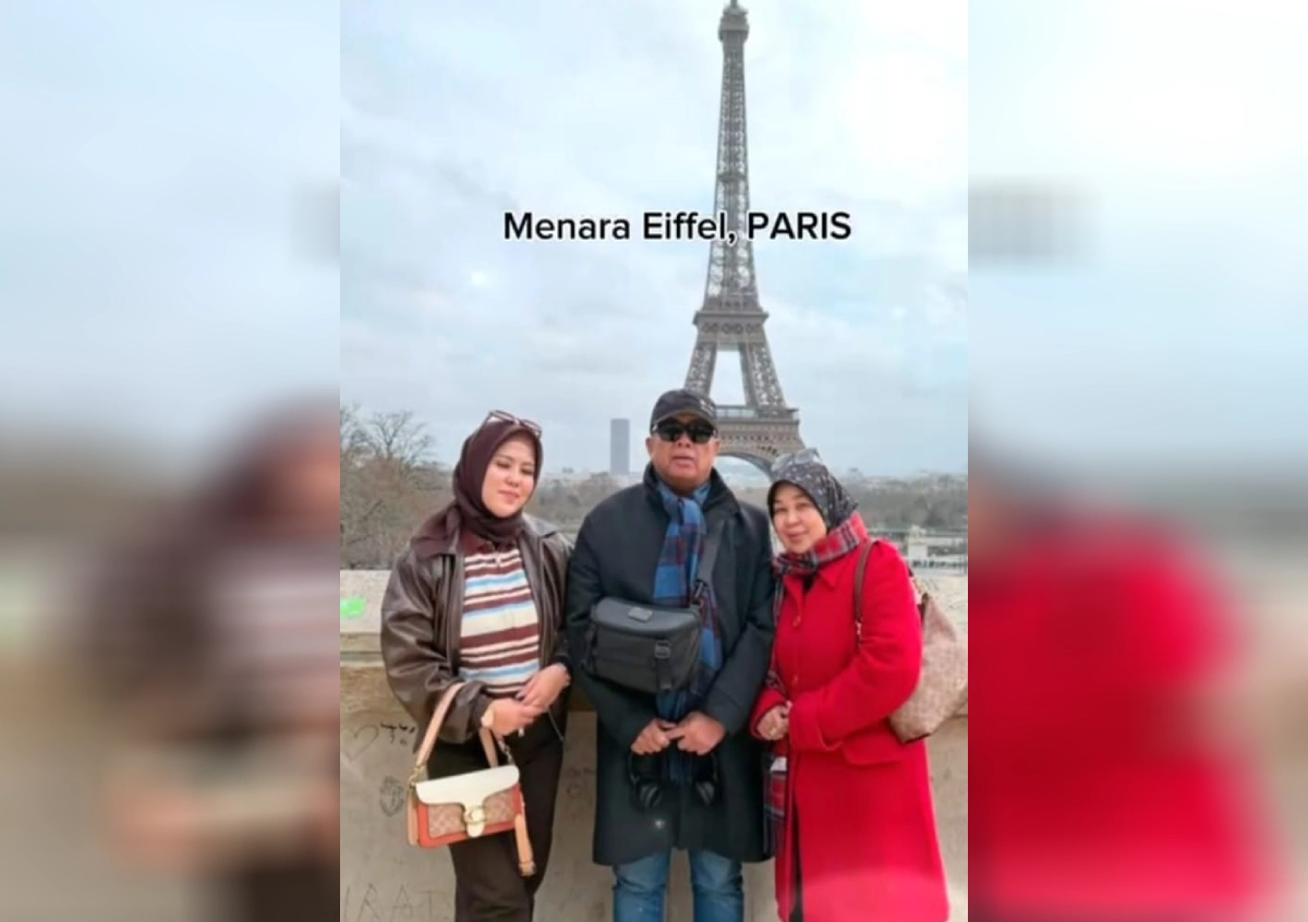 Keluarga wisatawan berfoto di depan Menara Eiffel Paris dalam perjalanan pertama ke Eropa tahun 2026.