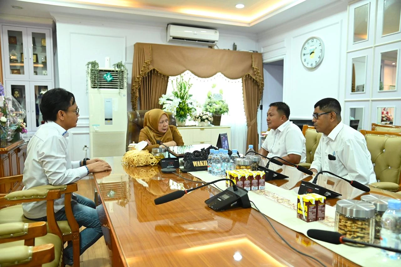 Wakil Gubernur Sulawesi Tengah dr. Reny A. Lamadjido menerima audiensi jajaran Dewan Pengurus Provinsi INKINDO Sulteng di ruang kerja Wakil Gubernur, membahas penguatan sinergi konsultan dalam mendukung pembangunan Sulteng Nambaso.