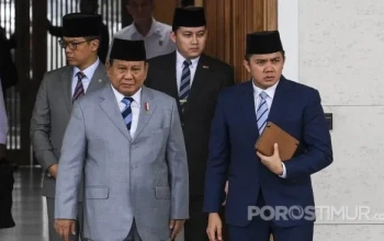 Presiden Prabowo Subianto didampingi Sekretaris Kabinet (Seskab) Teddy Indra Wijaya (kanan) di Pangkalan Udara TNI AU Halim Perdanakusuma, Jakarta. [ANTARA FOTO/Galih Pradipta].