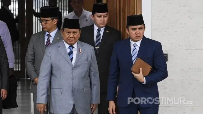 Presiden Prabowo Subianto didampingi Sekretaris Kabinet (Seskab) Teddy Indra Wijaya (kanan) di Pangkalan Udara TNI AU Halim Perdanakusuma, Jakarta. [ANTARA FOTO/Galih Pradipta].