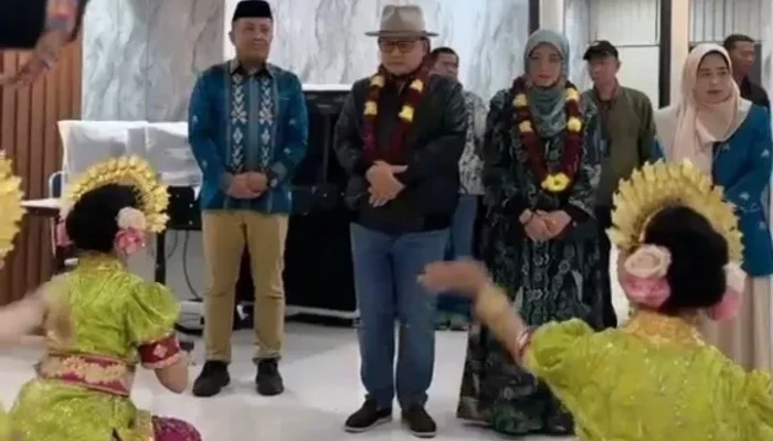 Jenderal Dudung Abdurachman Tiba di Makassar, Disambut Tarian Tradisional di VIP Bandara Sultan Hasanuddin